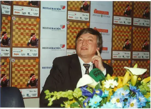 Karpov at the press conference, 2000