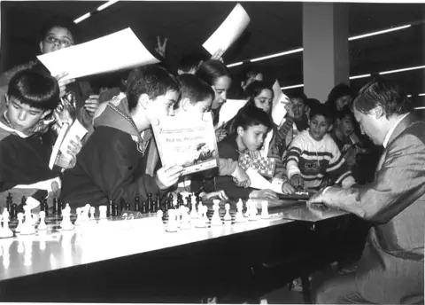 Karpov's simul against the ikastola's pupils (2000)