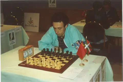 Félix Izeta at the board, Soviet flag and ikurriña side by side (1991)